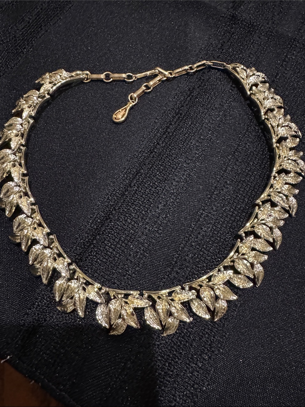 Vintage Gold color Leaf-Style Women's adjustable choker